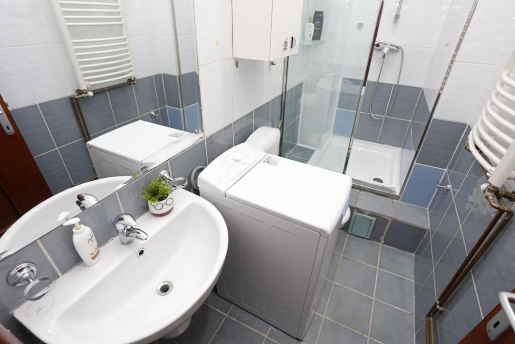 1 Bdrm Apartment In City Center Boekarest Buitenkant foto