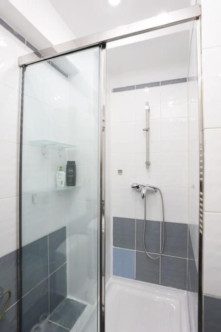 1 Bdrm Apartment In City Center Boekarest Buitenkant foto