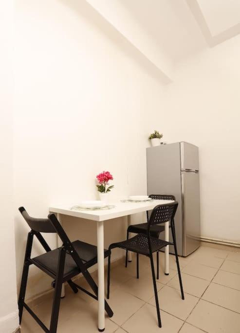 1 Bdrm Apartment In City Center Boekarest Buitenkant foto